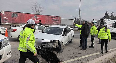 Bursa'da otomobiller çarpıştı: 2 yaralı