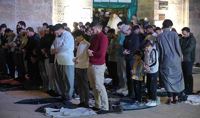Bursalılar ilk teravih için Ulu Cami'ye koştu