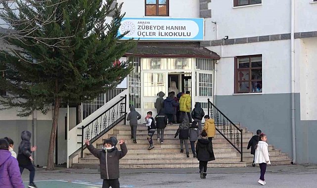 Bütün okul yağan karın altında oynadı, valilik o görüntüleri paylaştı