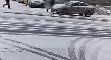 Büyükçekmece'de el freni çekilen araç kayarak elektirik direğine çarptı