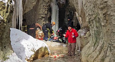 Buz kaplı yoldan çıkan otomobil 30 metreden kanyona uçtu