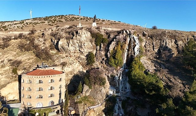 Buz sarkıtları arasından akan şelale görsel güzellik oluşturdu