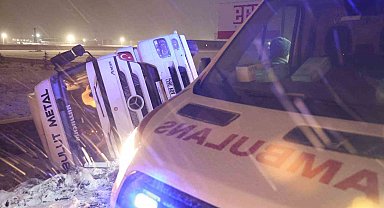 Buzlu yolda kayan tır şarampole devrildi: 1 yaralı