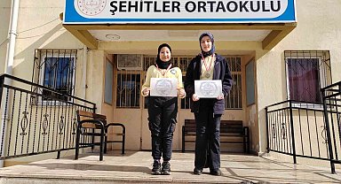 Çanakkale Savaşları'nın 110. yıl dönümü şiir ve hikaye dalı il birincileri Hisarcık Şehitler Ortaokulu'ndan