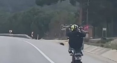 Çanakkale'de tek teker üzerinde giden motosikletliye 13 bin 420 lira para cezası