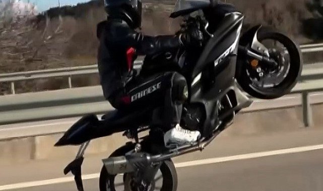 Çanakkale'de trafik güvenliğini tehlikeye düşürecek hareketler yapan motosikletliye 11 bin TL ceza