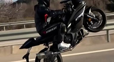 Çanakkale'de trafik güvenliğini tehlikeye düşürecek hareketler yapan motosikletliye 11 bin TL ceza