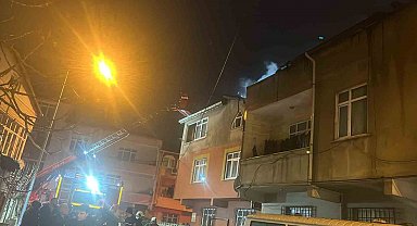 Çatı yangını yan binaya sıçradı: 1 kişi dumandan etkilendi