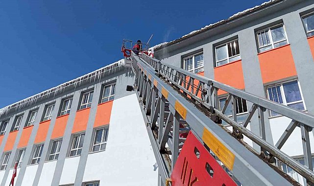 Çatılarda tehlike saçan buz sarkıtları temizlendi