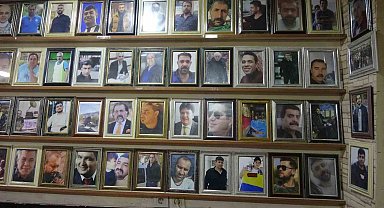 Çay ocağının duvarlarını deprem şehitlerinin fotoğrafları kapladı