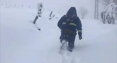 ÇEDAŞ ekipleri zorlu kış şartlarında enerjiyi kesintisiz sağlamak için çalışıyor