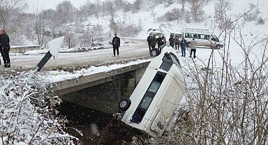 Cenazeye giden minibüs kayarak köprüden devrildi: 15 yaralı