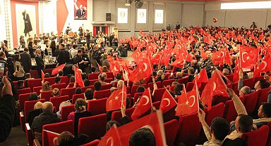 CHP Genel Başkanı Özel, Manisa'da senfoni konserine katıldı