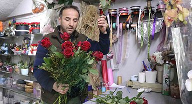 Çiçekçilerin 14 Şubat mesaisi: Tek bir gül 150, buket 500 liradan alıcı buluyor