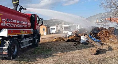 Çiftlikte çıkan yangında bin adet saman balyası kül oldu