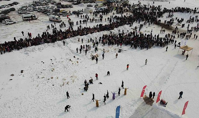 Çıldır Gölü Buz Şenliği'ne yoğun ilgi