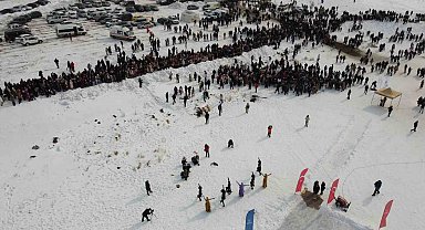 Çıldır Gölü Buz Şenliği'ne yoğun ilgi