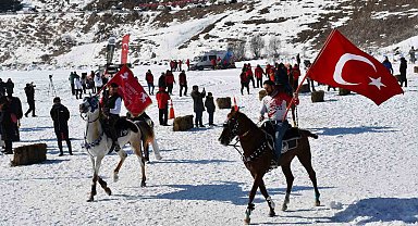 Çıldır Gölü "Altın At Kristal Buz Festivali" ile şenlendi