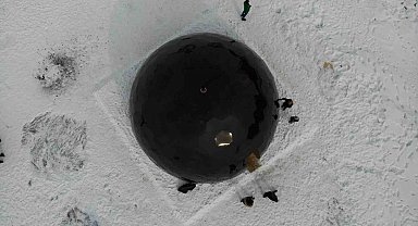 Çıldır Gölü'nde kar kürede çay keyfi