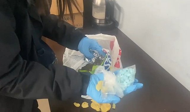 Cips ve çikolatalı bisküvi kutusuna saklanmış uyuşturucu hap ele geçirildi