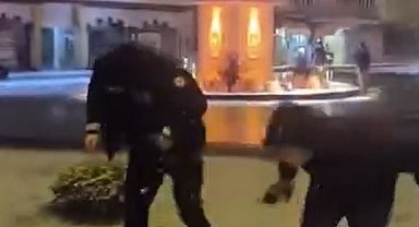 Çocuklar, devriye gezen polis ekiplerini kartopu yağmuruna tuttu