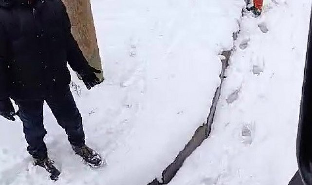 Çocuklar kar küreme aracının yolunu kesti