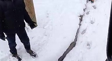 Çocuklar kar küreme aracının yolunu kesti