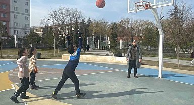 Çocuklar parklarda güzel havanın tadını çıkardı