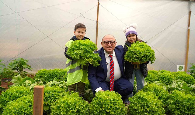 Çocuklar, serada yetiştirdikleri ürünleri hasat etti
