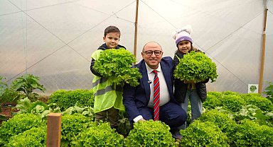 Çocuklar, serada yetiştirdikleri ürünleri hasat etti