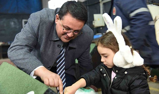 Çocuklar yeni barınak için yapılan kulübeleri boyadı