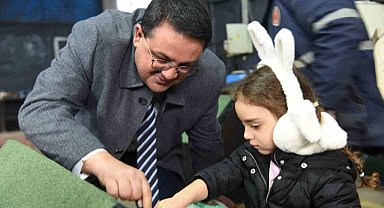 Çocuklar yeni barınak için yapılan kulübeleri boyadı