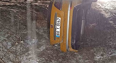 Çorum'da şarampole devrilen ticari taksinin sürücüsü yaralandı