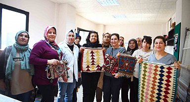 Çukurovalı kadınlara kilim dokuma kursu