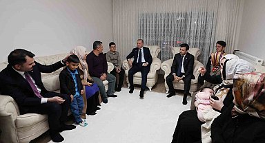 Cumhurbaşkanı Erdoğan, evlerine kavuşan depremzede aileyi ziyaret etti