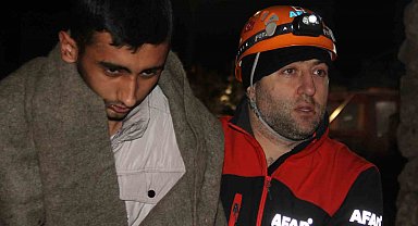 Dağda mahsur kalan 4 genç donmak üzereyken kurtarıldı