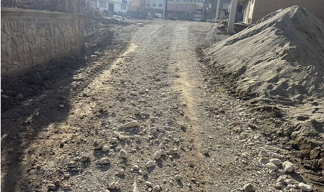 DEM Partili belediye, kullanılamaz hale getirdiği yolun çözümünü kaya parçaları dökmekle buldu