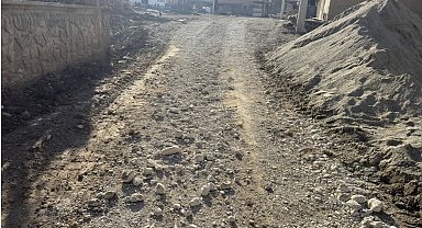 DEM Partili belediye, kullanılamaz hale getirdiği yolun çözümünü kaya parçaları dökmekle buldu