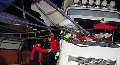 Demir korkuluk tırın şoför kabinine saplandı, sürücü yaralandı