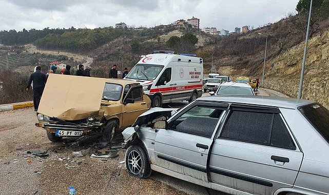 Demirci'de iki otomobil çarpıştı: 3 kişi yaralandı