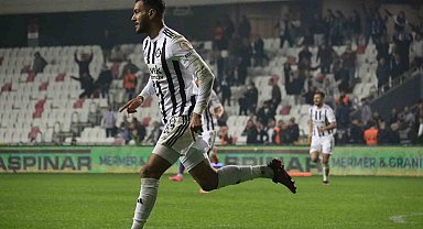 Deniz Kadah, gollerine devam ediyor