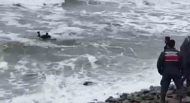 Denizde sörf yapmak isteyen 2 arkadaş boğulma tehlikesi geçirdi