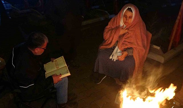 Deprem şehitlerinin aileleri, afetin yıl dönümünde kaybettikleri yakınlarının mezarı başında dua ettiler