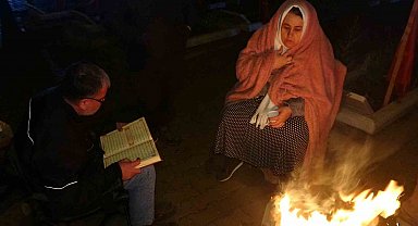 Deprem şehitlerinin aileleri, afetin yıl dönümünde kaybettikleri yakınlarının mezarı başında dua ettiler