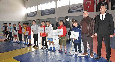 Depremde hayatını kaybeden sporcuların ansına güreş turnuvası