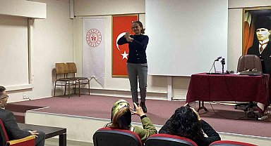 Depremden sonra geldiği Eskişehir'de işaret dili öğreterek hayata tutunuyor