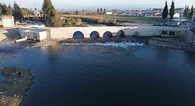 Depremin yıkamadığı tarihi köprü restorasyon çalışmalarının ardından yaya geçişine açıldı