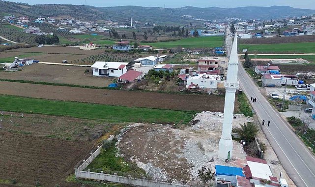 Depremin yıktığı mahallede camiler minaresiz, minareler camisiz kaldı