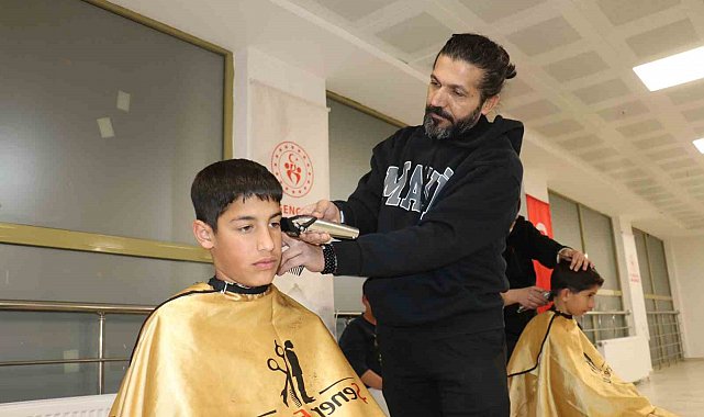 Depremin yıl dönümünde çocukları ücretsiz tıraş etti