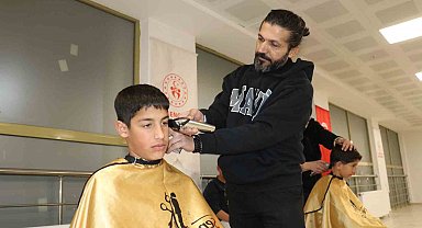 Depremin yıl dönümünde çocukları ücretsiz tıraş etti